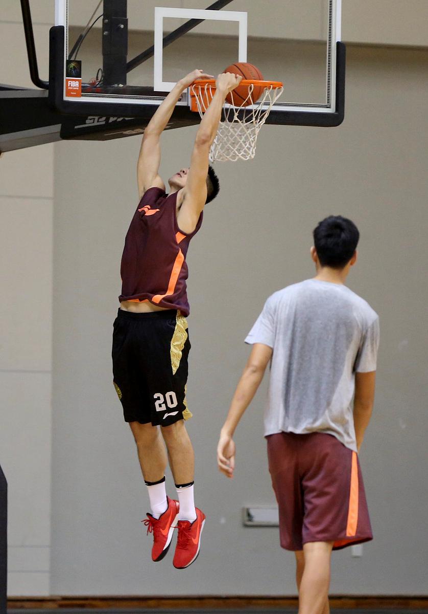 Can I leave my feet off the ground for free throws in basketball games?